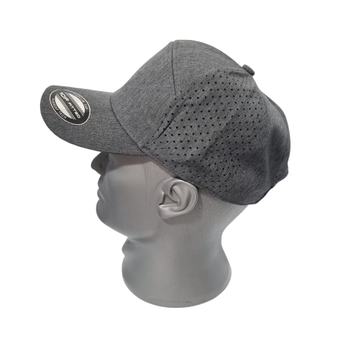 gorra fitted microperforada con ebilla 1271