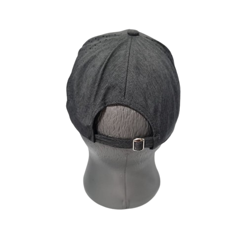 gorra fitted microperforada con ebilla 1271